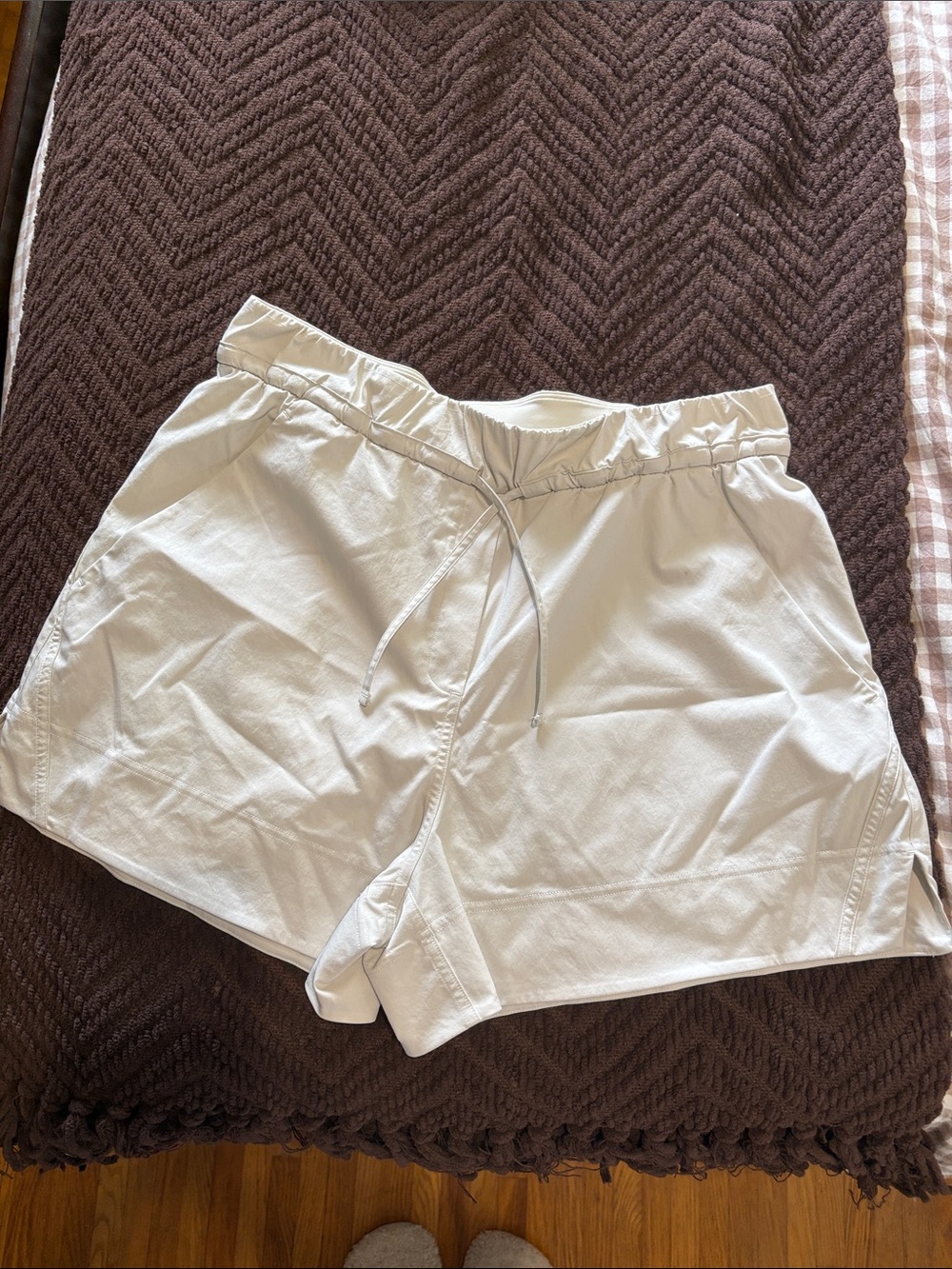 Lululemon woman’s cinchable waist high-riseshorts